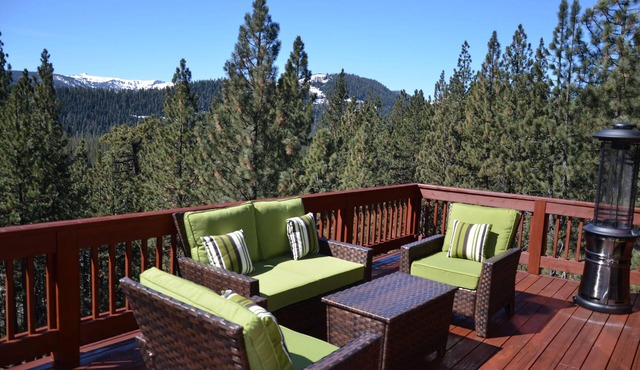 Luxury in prime location. Hot tub, games room with pool table. 4th night free.