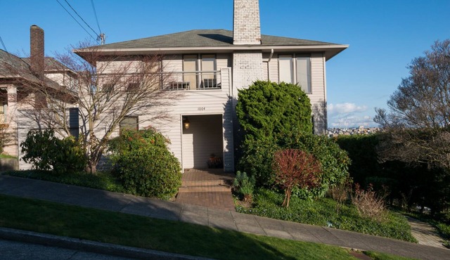 Luxury in Queen Anne very walkable!