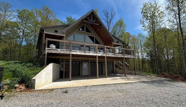 Luxury in the Country. Chalet Style Cabin on secluded 61 Acres with 3 acre Lake