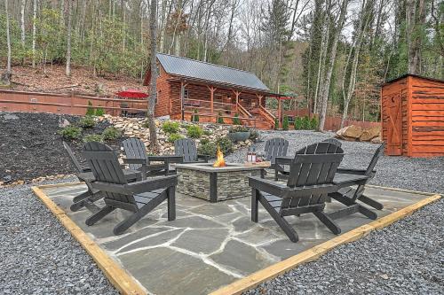 Luxury in the Smokey Mountains with Hot Tub and Pet Friendly