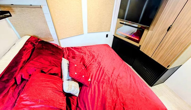 Luxury Indoor Glamping! 38 minutes from Chicago