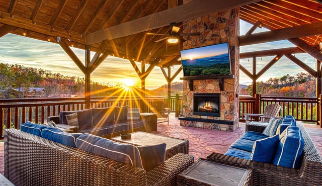 ~LUXURY~ INDOOR POOL/GAZEBO/OUTDOOR FIREPLACE/GAME RM/GOLDEN TEE/SAUNA/HOT TUB!