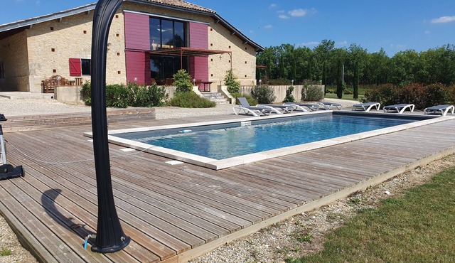 LUXURY INDUSTRIAL-STYLE LOFT FOR 15 PEOPLE WITH SWIMMING POOL AND JACUZZI