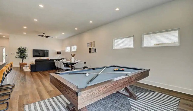 Luxury, Indy Getaway! Prime Location, Sleeps 14