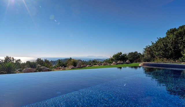 Luxury infinity pool villa Pelagos in Hvar town.