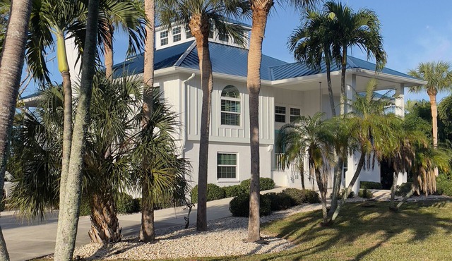 Luxury Island Escape @ Palm Tree Villa: Private Rooftop Deck & Saltwater Pool