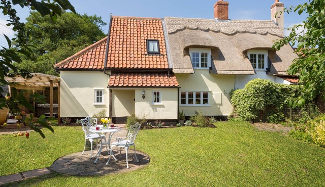 Luxury: Jacuzzi and Swedish sauna at dog friendly chocolate box cottage