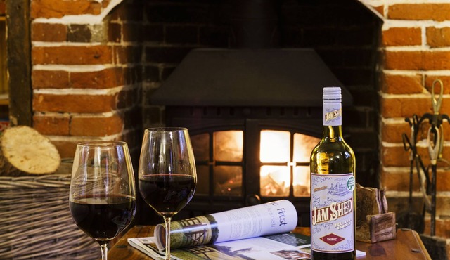 LUXURY: JACUZZI, SAUNA, FIREPLACE, DOGS WELCOME