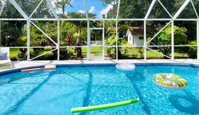 Luxury Jupiter Farm Getaway Pool, BBQ, Game Shed