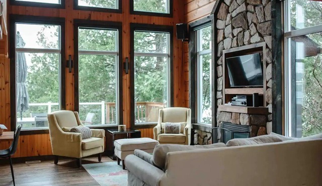 Luxury Kawartha/Haliburton Cottage - 5 bdrms hot tub right on the lake sleeps 12