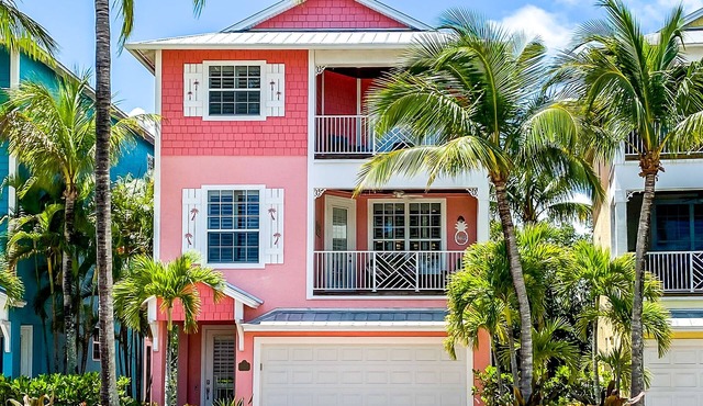 Luxury Key West feel steps from Historic downtown Stuart, minutes from the beach