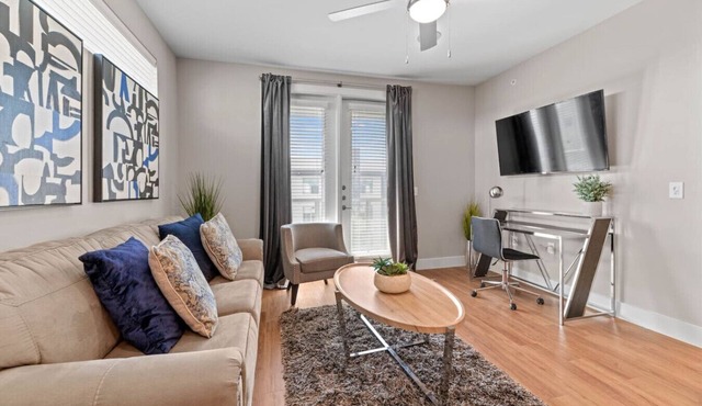 Luxury King 1BD | Pool+Gym+Parking+Stockyards