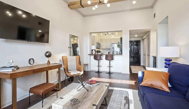 Luxury King bed condo w/pool gym and free parking