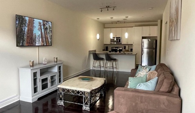 Luxury KING BED Oasis in Southend Charlotte- 3 miles from Uptown!