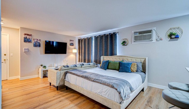 Luxury King Bed Remodeled Safe Chicago Condo