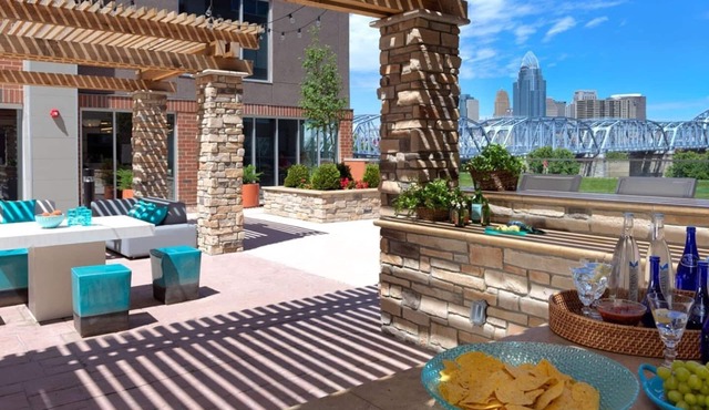 Luxury King Bed Suite! Resort Pool-Free Parking