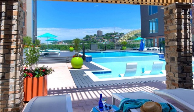 Luxury King Bed Suite! Resort Pool-Free Parking