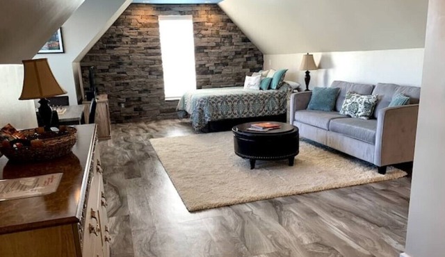 Luxury King Guest Suite on Wine Trail Near Hiking!