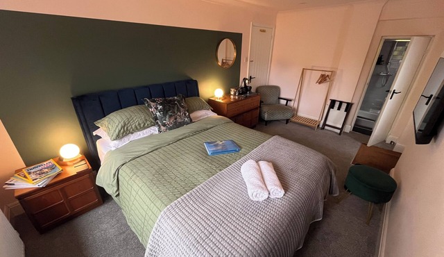 Luxury King Size Bedroom, own entrance, WiFi, Smart TV, New Forest walks!