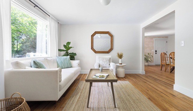 Luxury King Suite, 125-yr historic home, 2 blocks from Main St. Crib included