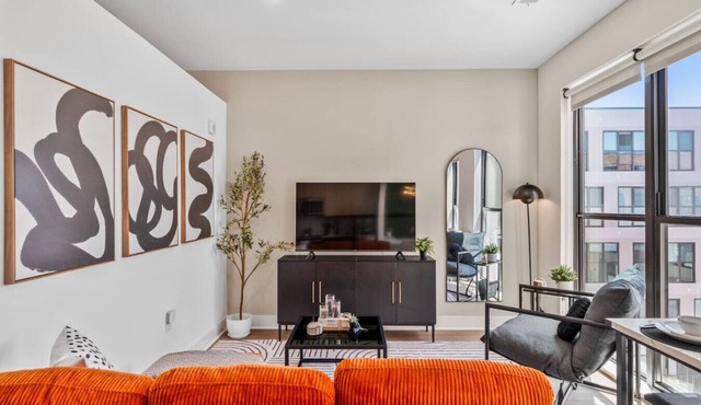 Luxury King Suite in OTR Free Parking Gym Club Room Rooftop Lounge