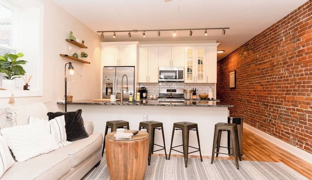 Luxury King Suite Near Shadyside Hospital