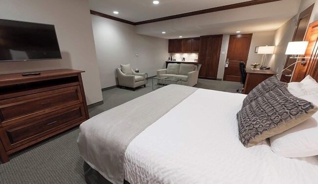 Luxury King Suite with sleeper sofa and Breakfast