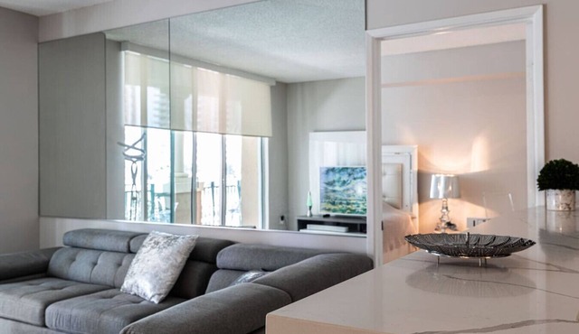 LUXURY KINGDAVID 2+Den/2E*KINGBED*BEST LOCATION