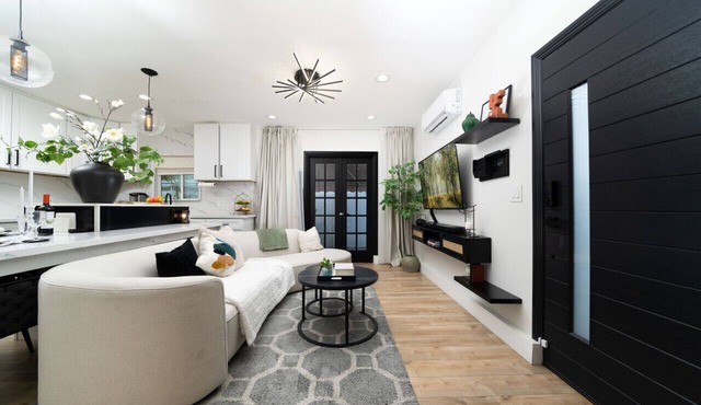 Luxury Kitchen & Private Courtyard: Top Features