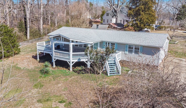 Luxury Lakeview 3BR w/Outdoor Deck, Basketball, Vinyls, Games in Lake Norman