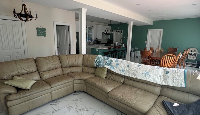 Luxury lakefront cottage w/private dock. Perfect for big families. & games room