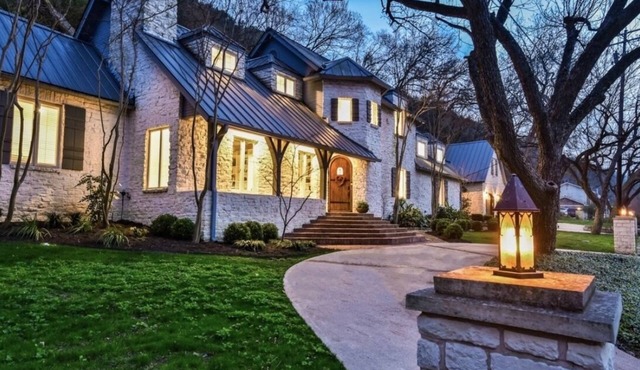 ⭐️Luxury Lake Austin: Heated Pool, Hot Tub, Pizza Oven & Waterfront Dock⭐️