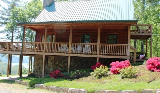 Luxury Lake Cabin by New River Trail w/Dock/Canoes/Steam Room/Fireplaces.