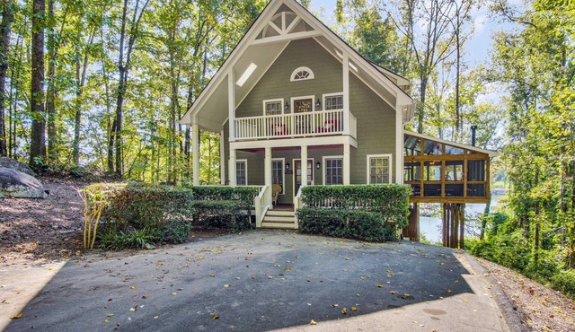 Luxury Lake Cabin - Large Outdoor Living Area, Hot Tub, Pool Table