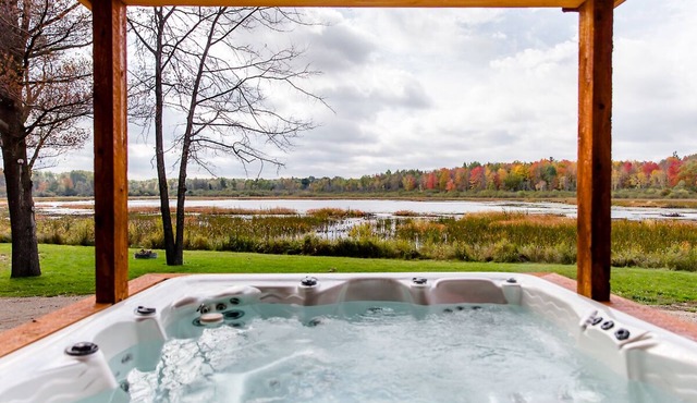 Luxury Lake Cottage at Meemo's Farm