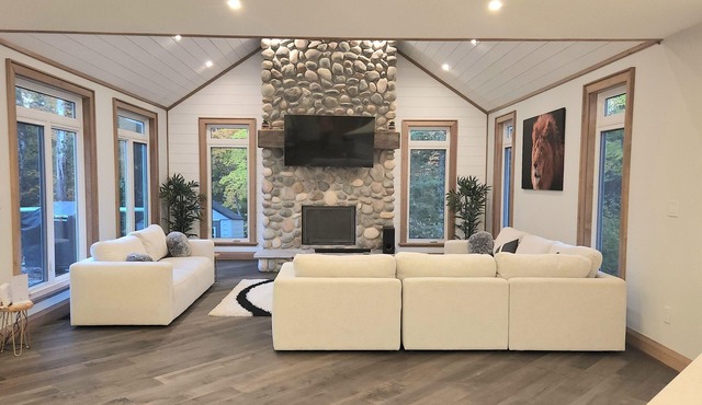 Luxury Lake Cottage with a rustic vibe just 2.5hrs away from GTA.