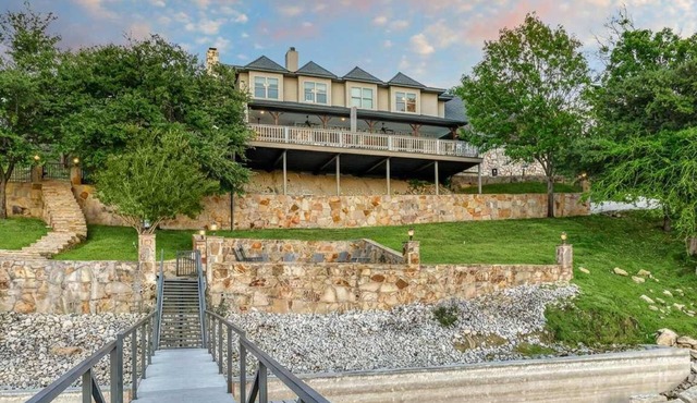 Luxury Lake Escape | Dock, Basketball & Views!