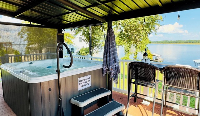 Luxury lake escape- golf cart,private beach area,boathouse,fishing lights,kayaks