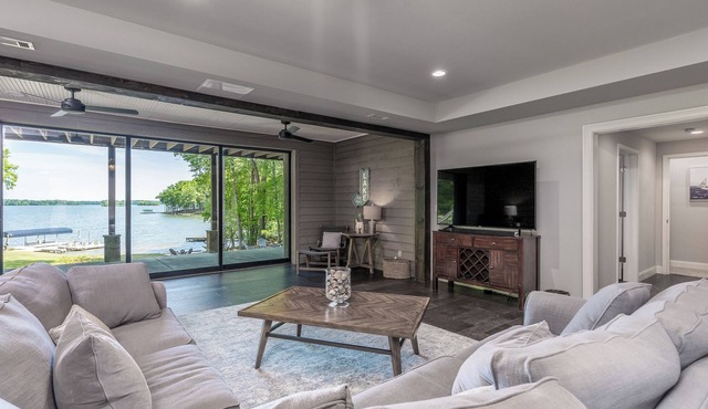 Luxury Lake Escape with game room and hot tub!