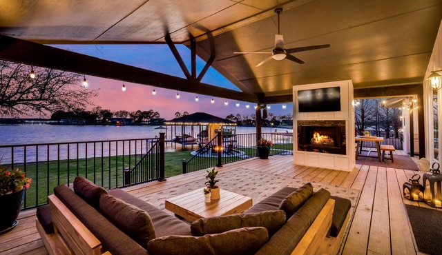 Luxury Lake Front House with Community Pool *GOLF CART FOR RENT*