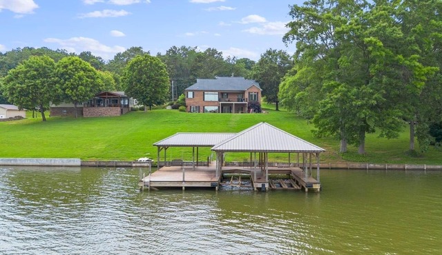 Luxury Lake Front House - Game room, private dock and used for wedding parties