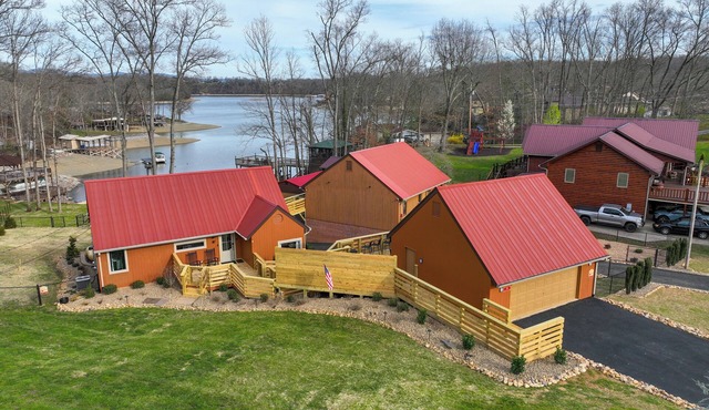 Luxury Lake Front Stay in Johnson City, TN!