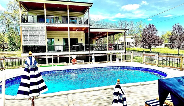 Luxury Lake Geneva House, Heated Pool, 2 Hot Tubs, Sauna, Fire Pit, Photo Zone