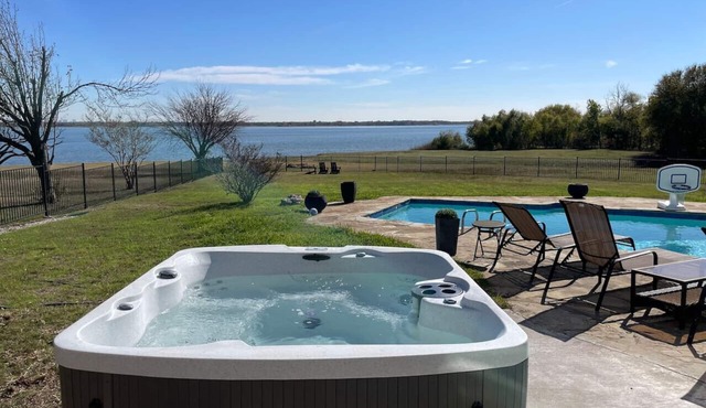 Luxury Lake House with Pool table & Hot Tub