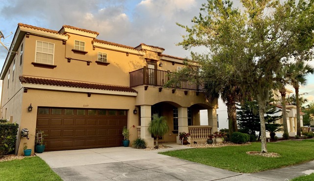 Luxury Lake Home near parks and MCO airport. Private Pool and spa. Themed rooms.