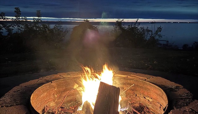 Luxury lake home with movie theater on the water! EAA, Green Bay 40min
