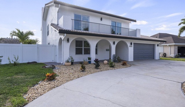 LUXURY Lake house-5 BD, 5 BA, Pool, Hot-Tub, Grill, Mini Golf and Tiki Hut