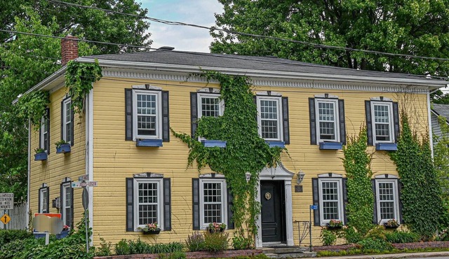 Luxury Lake House with Sauna & Hot Tub across from beach