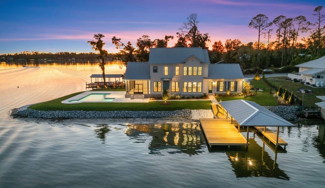 Luxury Lake House, Huge Pool, Dock & Panoramic Views