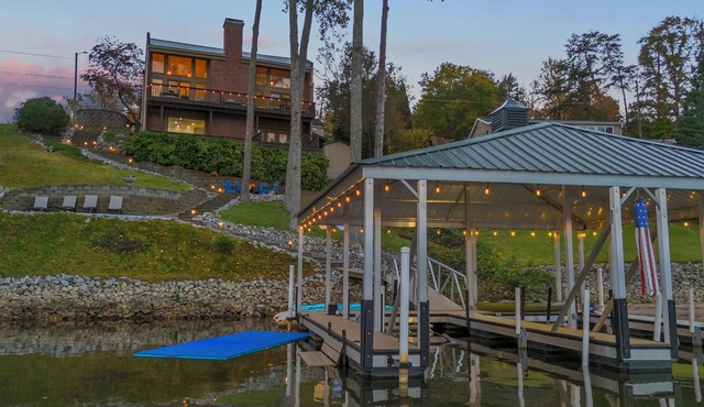 Luxury lake house in SC with mountain views!